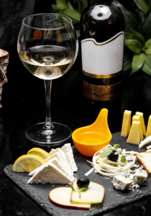 kaas en italiaanse wijnen